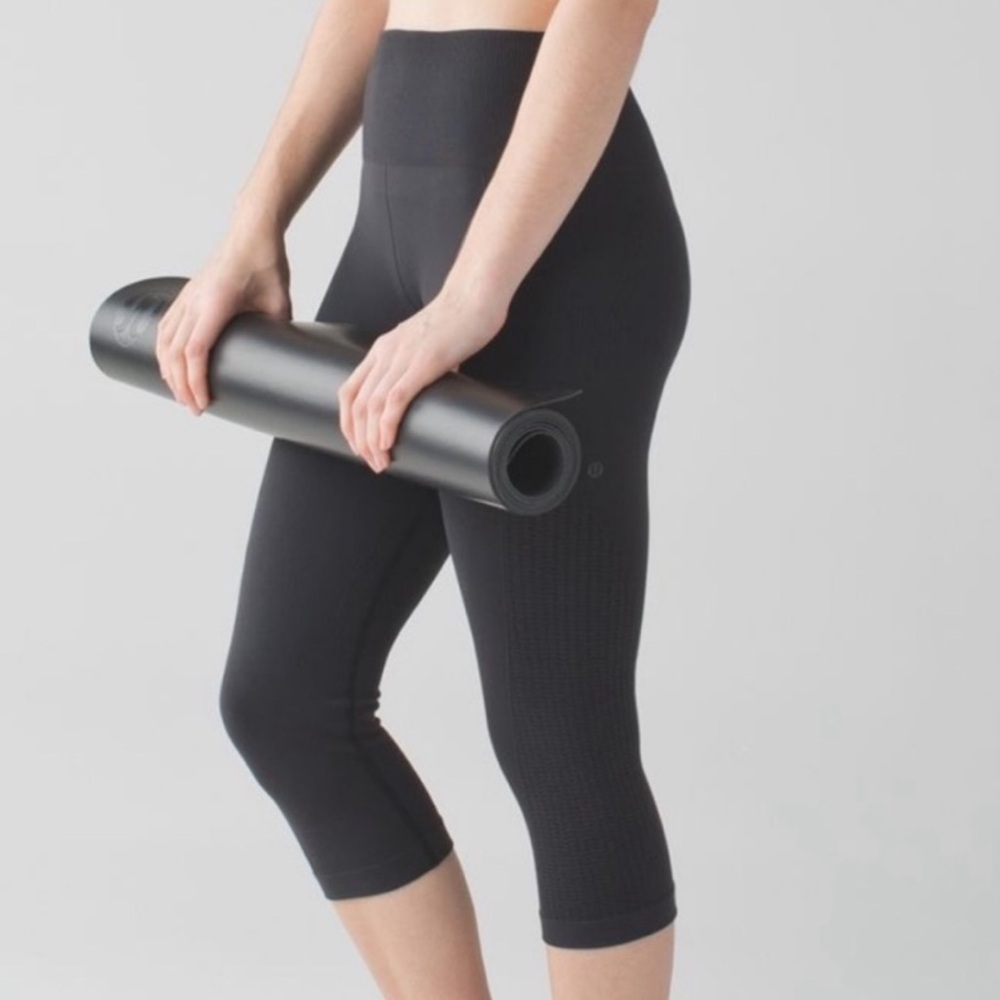 Lululemon Athletica black flow and go crop seamless compression legging